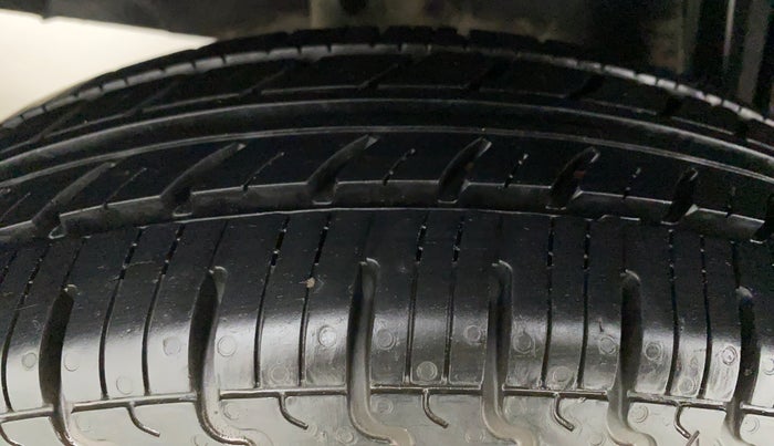 2017 Renault Kwid 1.0 RXT, Petrol, Manual, 64,135 km, Right Rear Tyre Tread