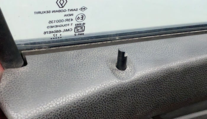 2017 Renault Kwid 1.0 RXT, Petrol, Manual, 64,135 km, Lock system - Door lock knob has minor damage