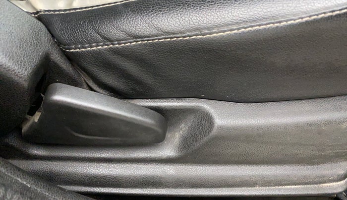 2017 Renault Kwid 1.0 RXT, Petrol, Manual, 64,135 km, Driver Side Adjustment Panel