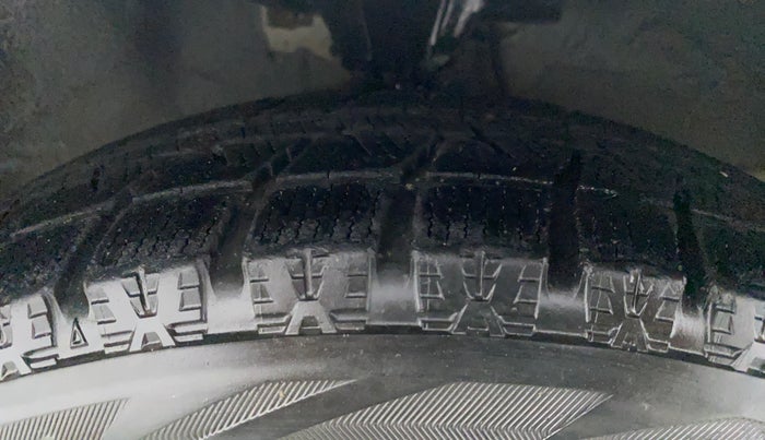 2011 Hyundai i10 MAGNA 1.1, Petrol, Manual, 1,24,749 km, Right Front Tyre Tread