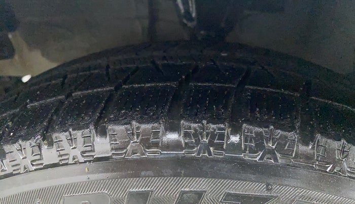 2011 Hyundai i10 MAGNA 1.1, Petrol, Manual, 1,24,652 km, Left Front Tyre Tread