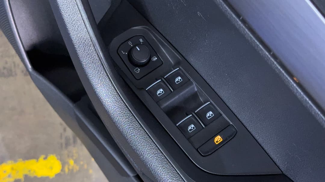 2018 SKODA Karoq 1.5 110tsi, Automatic, 40698 km, Drivers Side Door Panel Controls