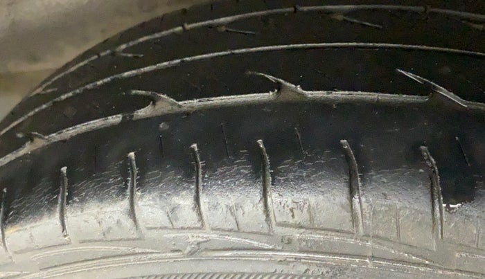 2011 Maruti Wagon R 1.0 LXI, Petrol, Manual, 60,784 km, Left Rear Tyre Tread