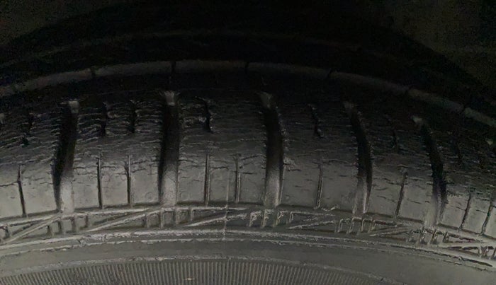 2014 Hyundai Eon SPORTZ, Petrol, Manual, 28,259 km, Right Front Tyre Tread