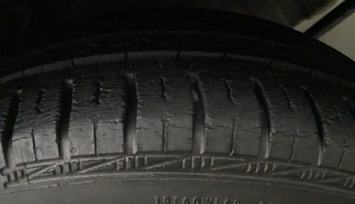 2014 Hyundai Eon SPORTZ, Petrol, Manual, 28,259 km, Left Rear Tyre Tread