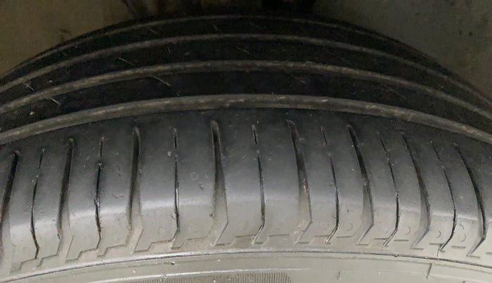 2018 Volkswagen Vento HIGHLINE DIESEL 1.5, Diesel, Manual, 1,06,080 km, Right Front Tyre Tread