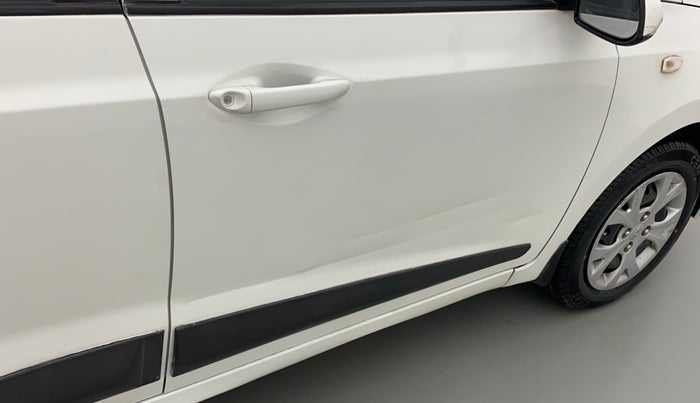 2015 Hyundai Grand i10 MAGNA 1.2 KAPPA VTVT, CNG, Manual, 1,03,121 km, Driver-side door - Minor scratches