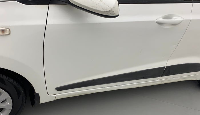 2015 Hyundai Grand i10 MAGNA 1.2 KAPPA VTVT, CNG, Manual, 1,03,121 km, Front passenger door - Minor scratches