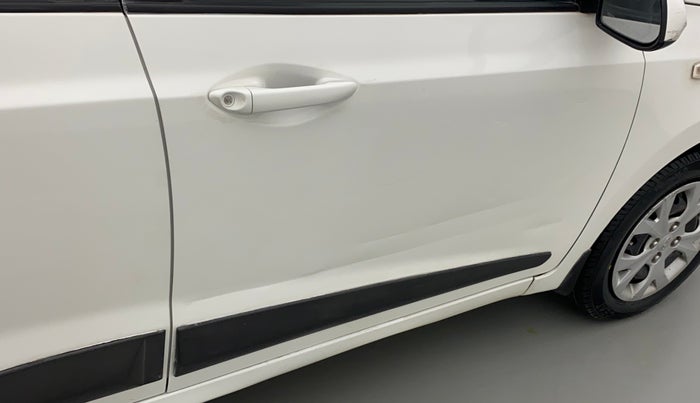 2015 Hyundai Grand i10 MAGNA 1.2 KAPPA VTVT, CNG, Manual, 1,03,121 km, Driver-side door - Slightly dented
