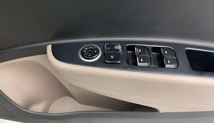 2015 Hyundai Grand i10 MAGNA 1.2 KAPPA VTVT, CNG, Manual, 1,03,121 km, Right front window switch / handle - Minor damage