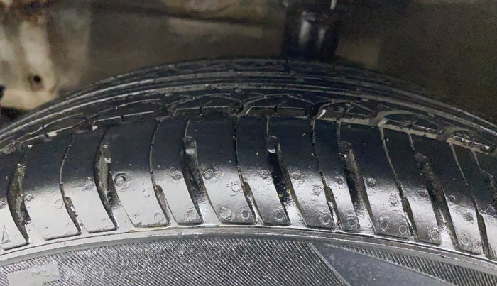 2015 Hyundai Grand i10 MAGNA 1.2 KAPPA VTVT, CNG, Manual, 1,03,121 km, Left Front Tyre Tread