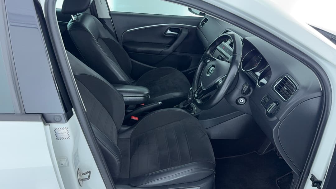 2017 Volkswagen Polo Urban + (81tsi), Automatic, 100640 km, Right Side Front Door Cabin View