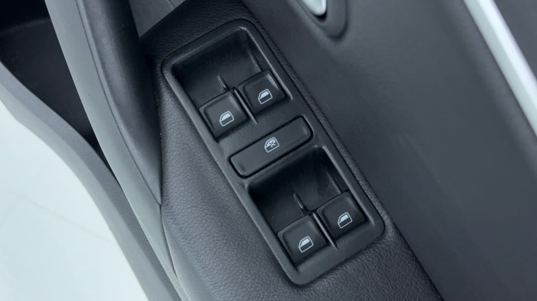 2017 Volkswagen Polo Urban + (81tsi), Automatic, 100640 km, Drivers Side Door Panel Controls