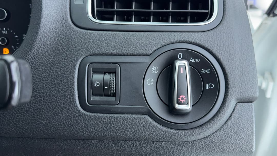 2017 Volkswagen Polo Urban + (81tsi), Automatic, 100640 km, Utility Switches/Buttons