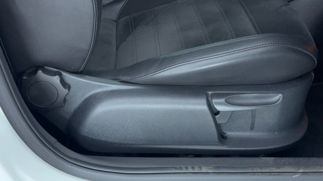 2017 Volkswagen Polo Urban + (81tsi), Automatic, 100640 km, Drivers Side Adjustment Panel