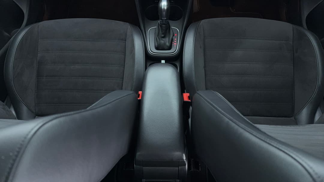2017 Volkswagen Polo Urban + (81tsi), Automatic, 100640 km, Center Console