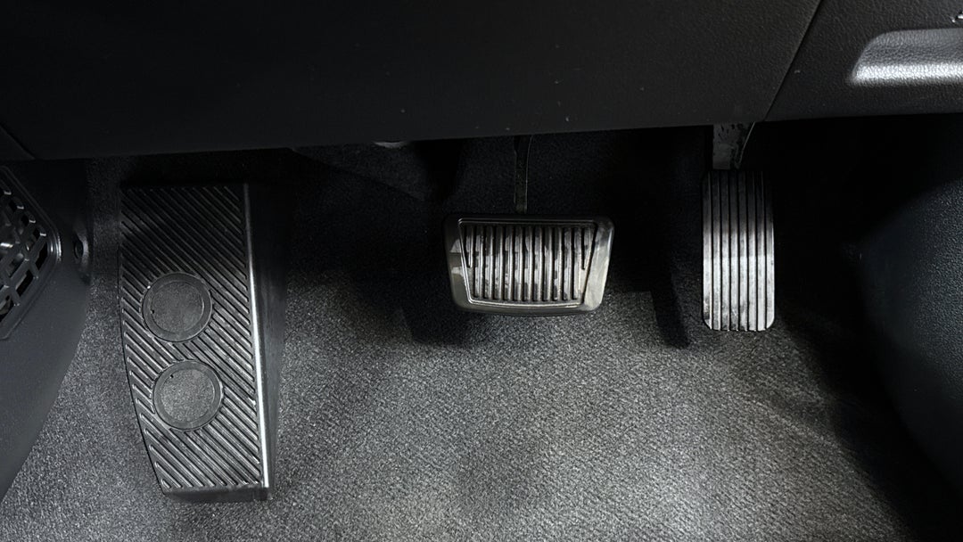 2025 Hyundai Venue Active, Automatic, 24265 km, Pedals and Footmat