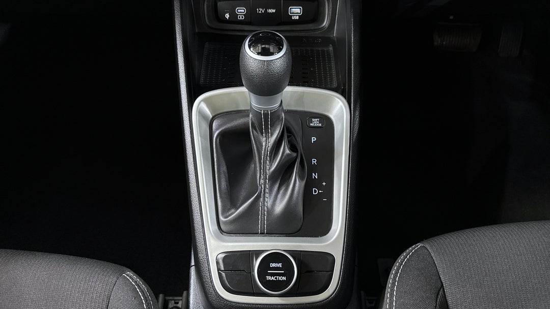 2025 Hyundai Venue Active, Automatic, 24265 km, Gear Lever 