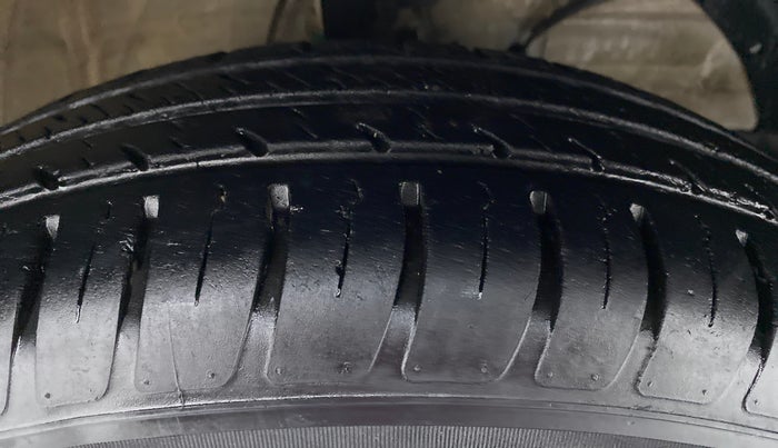 2018 Maruti Swift LXI D, Petrol, Manual, 22,995 km, Right Front Tyre Tread