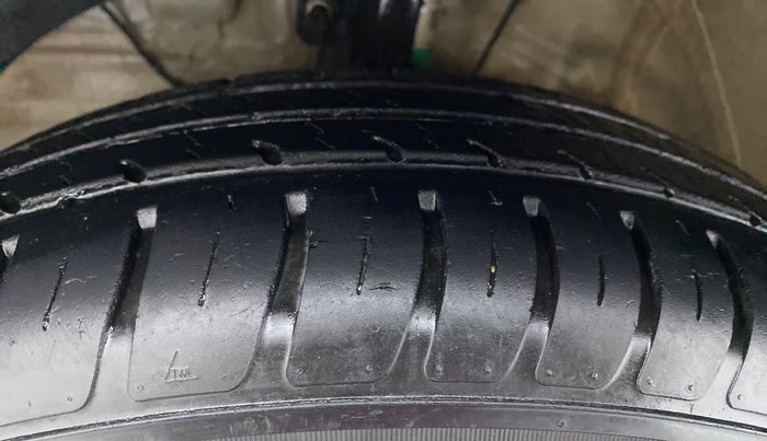 2018 Maruti Swift LXI D, Petrol, Manual, 22,995 km, Left Front Tyre Tread