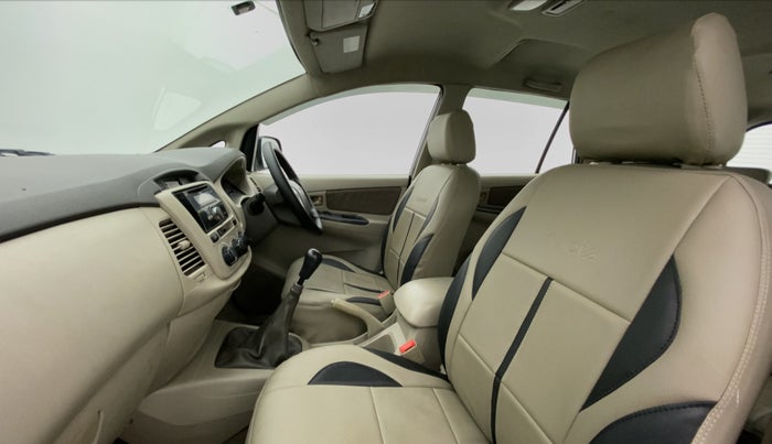 2013 Toyota Innova 2.5 GX 7 STR BS IV, Diesel, Manual, 1,21,826 km, Right Side Front Door Cabin