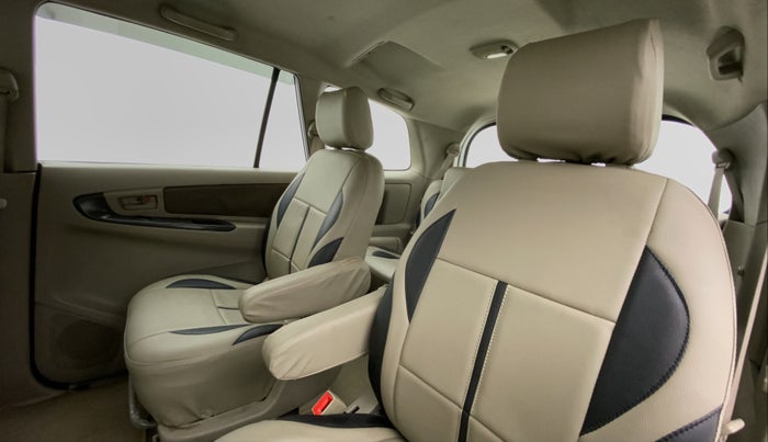 2013 Toyota Innova 2.5 GX 7 STR BS IV, Diesel, Manual, 1,21,826 km, Right Side Rear Door Cabin