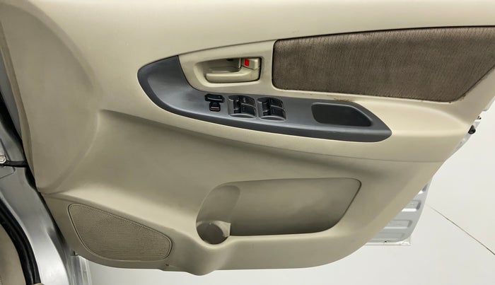 2013 Toyota Innova 2.5 GX 7 STR BS IV, Diesel, Manual, 1,21,826 km, Driver Side Door Panels Control