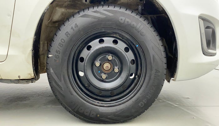 2017 Maruti Swift VXI O, CNG, Manual, 86,230 km, Right Front Wheel