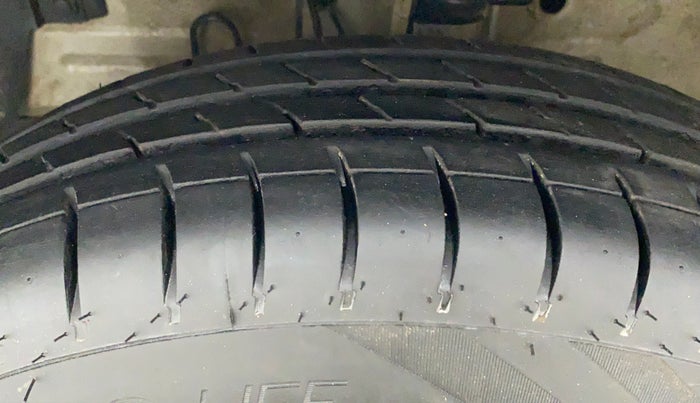 2017 Maruti Swift VXI O, CNG, Manual, 86,230 km, Left Front Tyre Tread