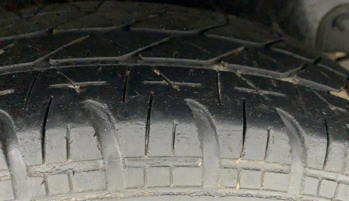 2017 Maruti Swift VXI O, CNG, Manual, 86,230 km, Right Rear Tyre Tread