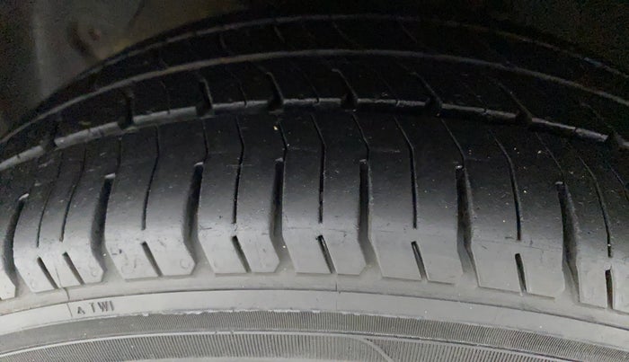 2018 Hyundai Grand i10 SPORTZ (O) 1.2 KAPPA VTVT, Petrol, Manual, 1,00,624 km, Left Front Tyre Tread