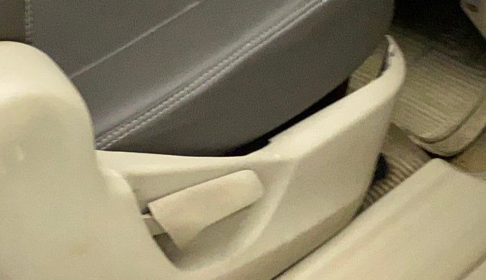 2012 Maruti Ertiga ZDI, Diesel, Manual, 53,596 km, Second-row right seat - Seat side trim has minor damage