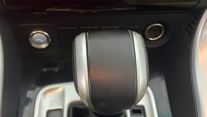 MITSUBISHI MONTERO SPORT-Gear lever Knob Scratch