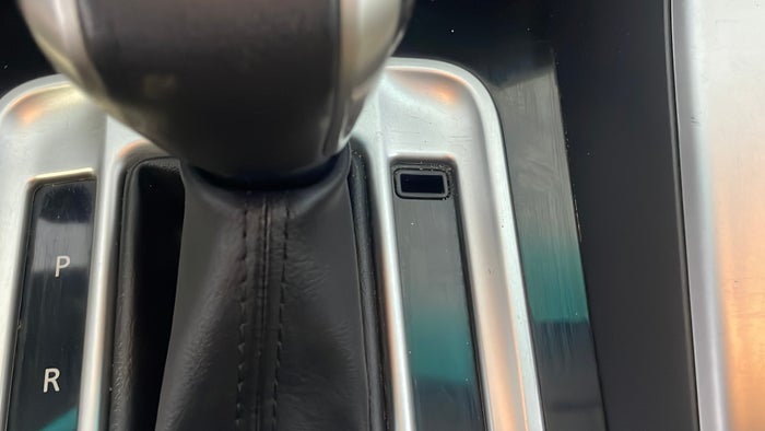 MITSUBISHI MONTERO SPORT-Centre Console Cover Missing