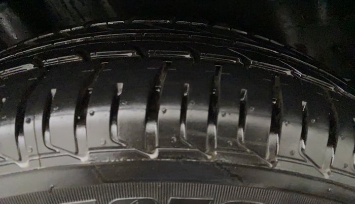 2013 Skoda Rapid AMBITION 1.6 TDI CR MT PLUS, Diesel, Manual, 64,179 km, Left Front Tyre Tread