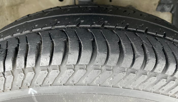 2017 Maruti Swift VXI D, Petrol, Manual, 47,177 km, Right Front Tyre Tread