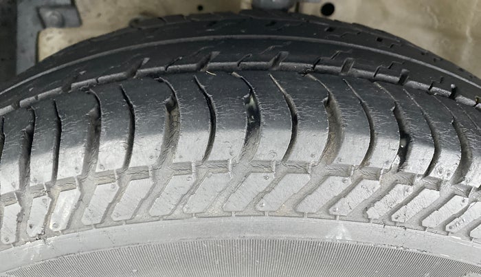2017 Maruti Swift VXI D, Petrol, Manual, 47,177 km, Left Front Tyre Tread