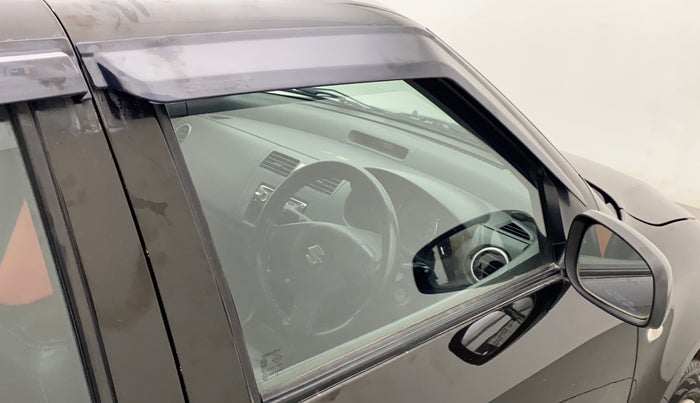 2010 Maruti Swift VXI, Petrol, Manual, 1,09,452 km, Driver-side door - Door visor damaged