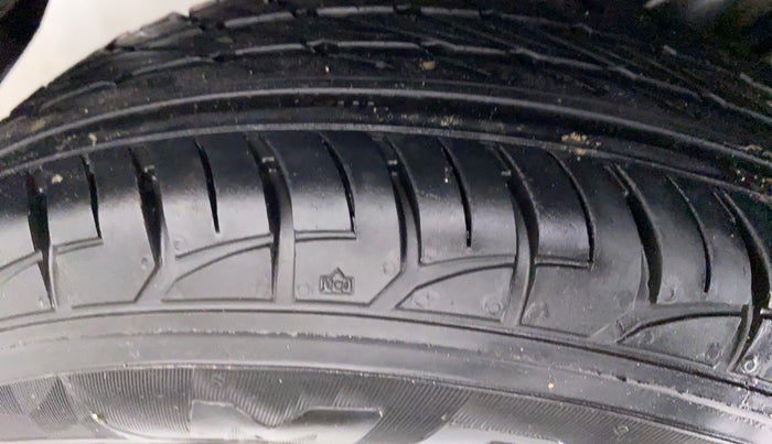2015 Maruti Swift VXI D, Petrol, Manual, 52,245 km, Right Rear Tyre Tread