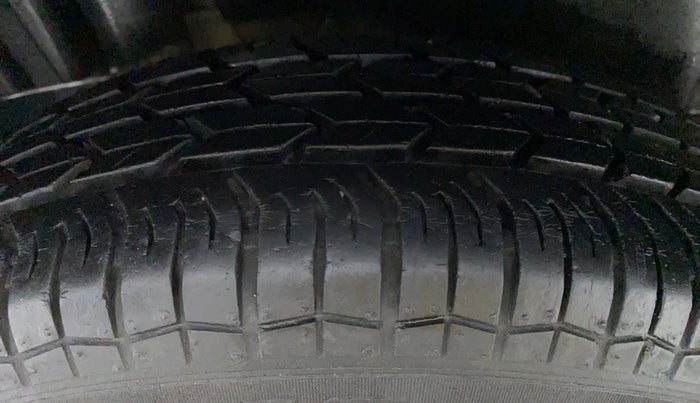 2016 Maruti Swift VXI D, Petrol, Manual, 27,818 km, Right Rear Tyre Tread