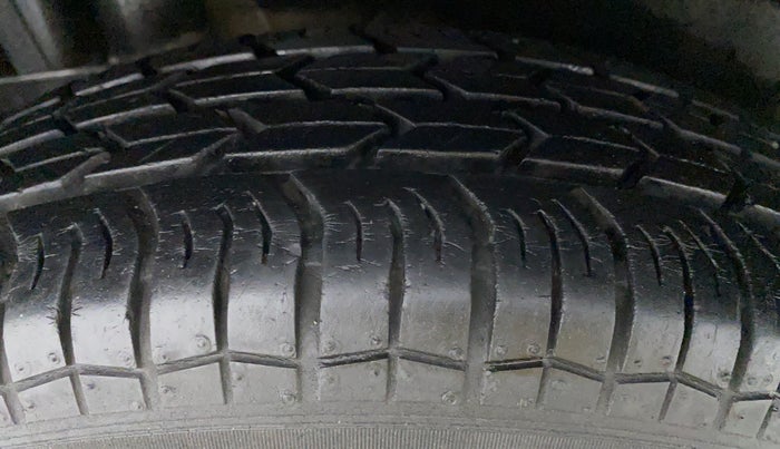 2016 Maruti Swift VXI D, Petrol, Manual, 27,818 km, Left Rear Tyre Tread