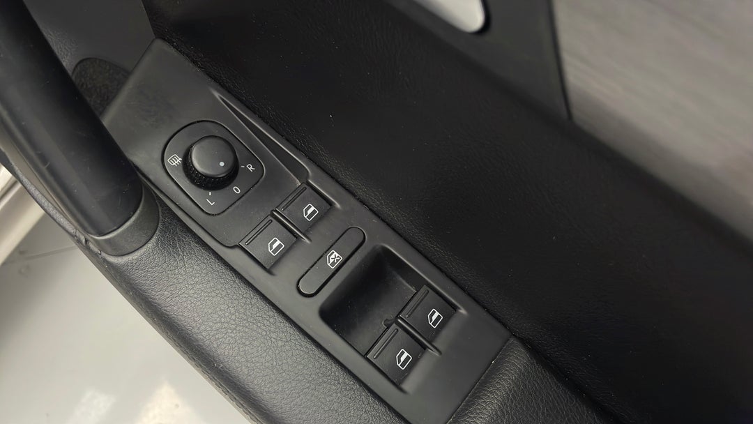 2013 Volkswagen Passat 118 Tsi, Automatic, 113192 km, Drivers Side Door Panel Controls