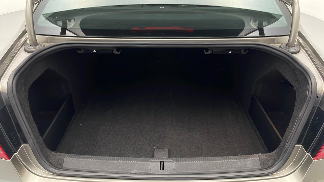 2013 Volkswagen Passat 118 Tsi, Automatic, 113192 km, Boot Inside View