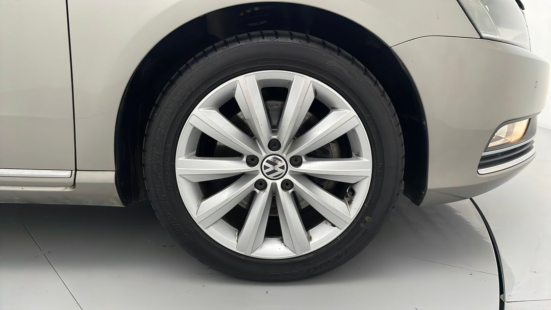 2013 Volkswagen Passat 118 Tsi, Automatic, 113192 km, Right Front Wheel