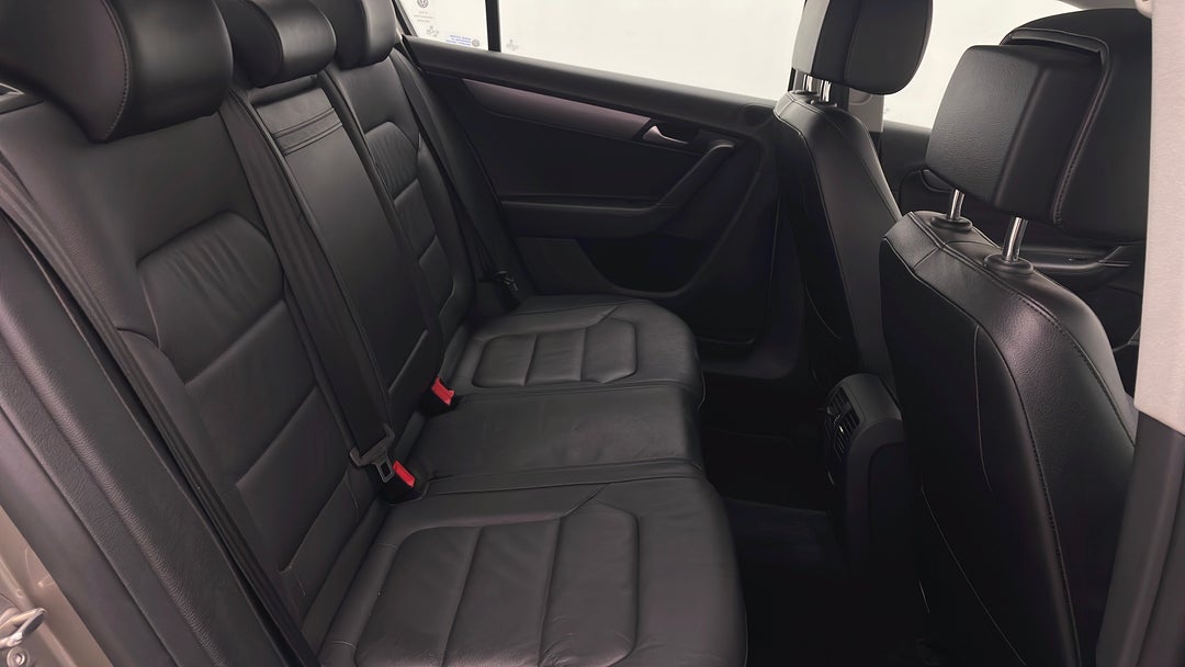 2013 Volkswagen Passat 118 Tsi, Automatic, 113192 km, Right Side Rear Door Cabin View