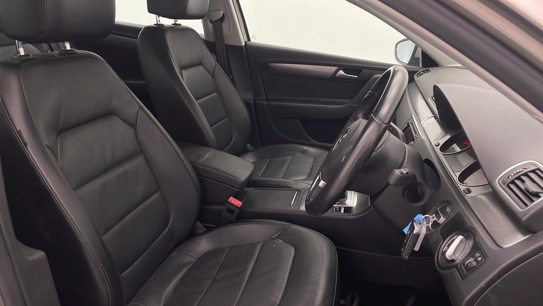 2013 Volkswagen Passat 118 Tsi, Automatic, 113192 km, Right Side Front Door Cabin View