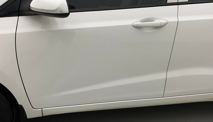 2016 Hyundai Grand i10 MAGNA 1.2 KAPPA VTVT, Petrol, Manual, 1,05,877 km, Front passenger door - Slight discoloration