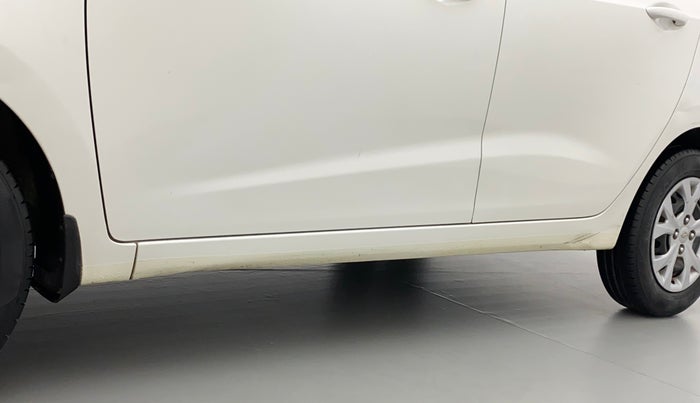 2016 Hyundai Grand i10 MAGNA 1.2 KAPPA VTVT, Petrol, Manual, 1,05,877 km, Left running board - Minor scratches