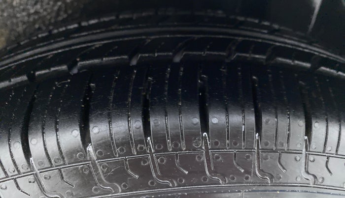 2014 Maruti Ritz LXI, CNG, Manual, 88,427 km, Left Rear Tyre Tread