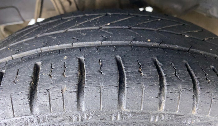 2014 Hyundai Eon MAGNA PLUS, Petrol, Manual, 47,296 km, Right Rear Tyre Tread